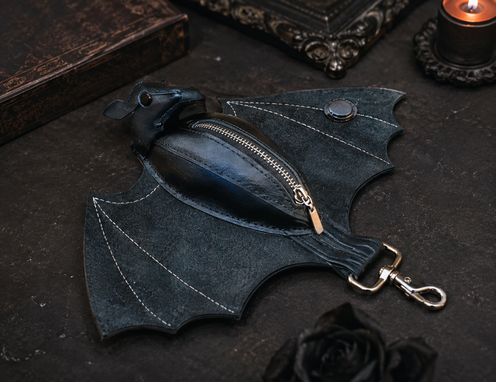 Gothic Bat Coin Purse – Foldable Wing Black Zipper Pouch & Alternative Keychain